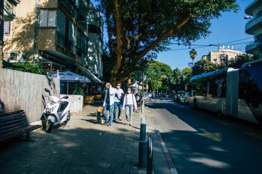 Tel Aviv İsrail 5 Aralık 2020 'de İsrail' i vuran Coronavirus salgını sırasında Tel Aviv sokaklarında yürüyen kimliği belirsiz İsrail halkının görüntüsü