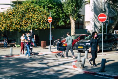 Tel Aviv İsrail 5 Aralık 2020 'de İsrail' i vuran Coronavirus salgını sırasında Tel Aviv sokaklarında yürüyen kimliği belirsiz İsrail halkının görüntüsü