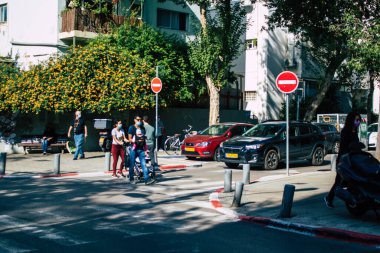 Tel Aviv İsrail 5 Aralık 2020 'de İsrail' i vuran Coronavirus salgını sırasında Tel Aviv sokaklarında yürüyen kimliği belirsiz İsrail halkının görüntüsü