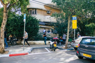 Tel Aviv İsrail 5 Aralık 2020 'de İsrail' i vuran Coronavirus salgını sırasında Tel Aviv sokaklarında yürüyen kimliği belirsiz İsrail halkının görüntüsü