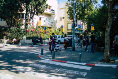 Tel Aviv İsrail 5 Aralık 2020 'de İsrail' i vuran Coronavirus salgını sırasında Tel Aviv sokaklarında yürüyen kimliği belirsiz İsrail halkının görüntüsü
