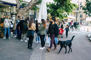 Tel Aviv İsrail 5 Aralık 2020 'de İsrail' i vuran Coronavirus salgını sırasında Tel Aviv sokaklarında yürüyen kimliği belirsiz İsrail halkının görüntüsü
