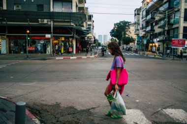 Tel Aviv İsrail 5 Aralık 2020 'de İsrail' i vuran Coronavirus salgını sırasında Tel Aviv sokaklarında yürüyen kimliği belirsiz İsrail halkının görüntüsü