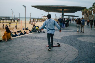 Tel Aviv İsrail 5 Aralık 2020 'de İsrail' i vuran Coronavirus salgını sırasında Tel Aviv sokaklarında yürüyen kimliği belirsiz İsrail halkının görüntüsü