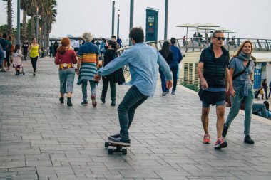 Tel Aviv İsrail 5 Aralık 2020 'de İsrail' i vuran Coronavirus salgını sırasında Tel Aviv sokaklarında yürüyen kimliği belirsiz İsrail halkının görüntüsü