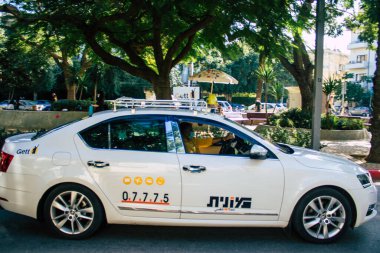 Tel Aviv İsrail 5 Aralık 2020 'de İsrail' deki Coronavirus salgını ve tecrit sırasında Tel Aviv sokaklarından geçen geleneksel bir İsrail taksisinin görüntüsü