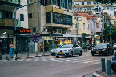 Tel Aviv İsrail 5 Aralık 2020 'de İsrail' deki Coronavirus salgını ve tecrit sırasında Tel Aviv sokaklarından geçen geleneksel bir İsrail taksisinin görüntüsü