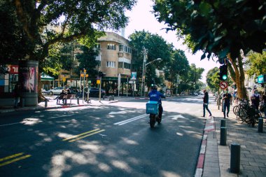 Tel Aviv İsrail 5 Aralık 2020 Kilit altındayken ve Coronavirus salgını İsrail 'i vurduğunda Tel Aviv sokaklarında dolaşan kimliği belirsiz insanların görüntüsü