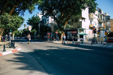 Tel Aviv İsrail 5 Aralık 2020 Kilit altındayken ve Coronavirus salgını İsrail 'i vurduğunda Tel Aviv sokaklarında dolaşan kimliği belirsiz insanların görüntüsü