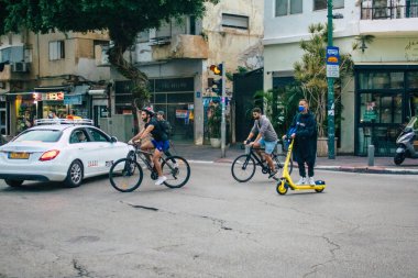 Tel Aviv İsrail 5 Aralık 2020 Kilit altındayken ve Coronavirus salgını İsrail 'i vurduğunda Tel Aviv sokaklarında dolaşan kimliği belirsiz insanların görüntüsü