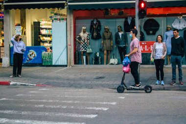 Tel Aviv İsrail 5 Aralık 2020 Kilit altındayken ve Coronavirus salgını İsrail 'i vurduğunda Tel Aviv sokaklarında dolaşan kimliği belirsiz insanların görüntüsü