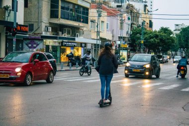 Tel Aviv İsrail 5 Aralık 2020 Kilit altındayken ve Coronavirus salgını İsrail 'i vurduğunda Tel Aviv sokaklarında dolaşan kimliği belirsiz insanların görüntüsü