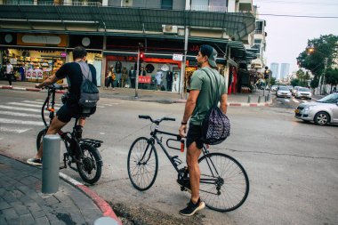 Tel Aviv İsrail 5 Aralık 2020 Kilit altındayken ve Coronavirus salgını İsrail 'i vurduğunda Tel Aviv sokaklarında dolaşan kimliği belirsiz insanların görüntüsü