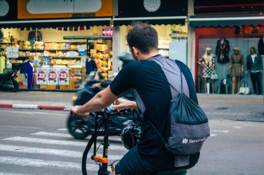 Tel Aviv İsrail 5 Aralık 2020 Kilit altındayken ve Coronavirus salgını İsrail 'i vurduğunda Tel Aviv sokaklarında dolaşan kimliği belirsiz insanların görüntüsü