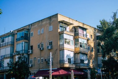 Tel Aviv İsrail 10 Aralık 2020 'de İsrail' deki Coronavirus salgını sırasında Tel Aviv 'in boş sokaklarında bulunan modern bir binanın ön cephesine baktı.