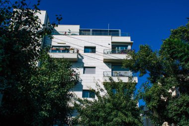 Tel Aviv İsrail 10 Aralık 2020 'de İsrail' deki Coronavirus salgını sırasında Tel Aviv 'in boş sokaklarında bulunan modern bir binanın ön cephesine baktı.