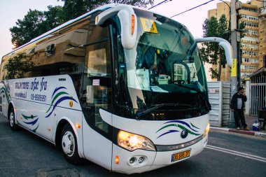 Tel Aviv İsrail 10 Aralık 2020 Tel Aviv sokaklarında ilerleyen bir İsrail halk otobüsünün görüntüsü kitleyi kontrol altına almak için Coronavirus salgını sırasında