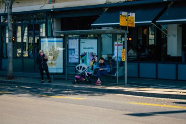 Tel Aviv İsrail 10 Aralık 2020 'de İsrail' deki Coronavirus salgını sırasında otobüs durağında bekleyen yüzü maskeli kimliği belirsiz bir İsrailli 'nin görüntüsü.
