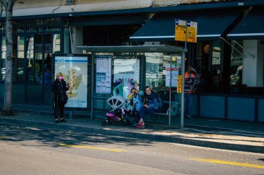 Tel Aviv İsrail 10 Aralık 2020 'de İsrail' deki Coronavirus salgını sırasında otobüs durağında bekleyen yüzü maskeli kimliği belirsiz bir İsrailli 'nin görüntüsü.