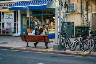 Tel Aviv İsrail 10 Aralık 2020 İsrail 'de Coronavirus salgını ve tecrit sırasında Tel Aviv sokaklarında oturan kimliği belirsiz İsrailli insanların görüntüsü