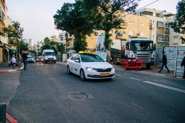 Tel Aviv İsrail 10 Aralık 2020 'de İsrail' deki Coronavirus salgını ve tecrit sırasında Tel Aviv sokaklarından geçen geleneksel bir İsrail taksisinin görüntüsü
