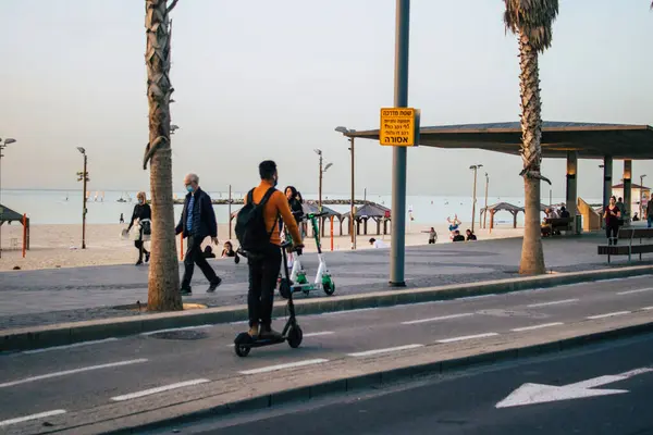 Tel Aviv Israel Diciembre 2020 Vista Personas Identificadas Rodando Por — Foto de Stock