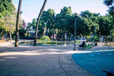 Tel Aviv İsrail 12 Aralık 2020 Coronavirus salgını sırasında İsrail 'i vuran Tel Aviv' in halk bahçesinde eğlenen kimliği belirsiz İsrail halkının görüntüsü