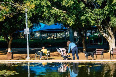 Tel Aviv İsrail 12 Aralık 2020 Coronavirus salgını sırasında İsrail 'i vuran Tel Aviv' in halk bahçesinde eğlenen kimliği belirsiz İsrail halkının görüntüsü