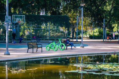 Tel Aviv İsrail 12 Aralık 2020 Coronavirus salgını sırasında İsrail 'i vuran Tel Aviv' in halk bahçesinde eğlenen kimliği belirsiz İsrail halkının görüntüsü