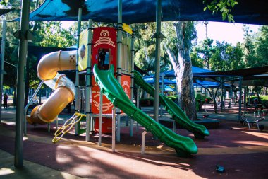 Tel Aviv İsrail 12 Aralık 2020 Coronavirus salgını sırasında İsrail 'i vuran Tel Aviv' in halk bahçesinde eğlenen kimliği belirsiz İsrail halkının görüntüsü