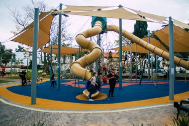 Tel Aviv İsrail 12 Aralık 2020 Coronavirus salgını sırasında İsrail 'i vuran Tel Aviv' in halk bahçesinde eğlenen kimliği belirsiz İsrail halkının görüntüsü