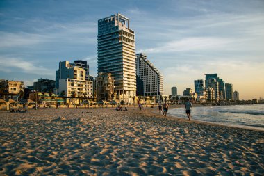 Tel Aviv İsrail 12 Aralık 2020 İsrail 'de İsrail' deki koronavirüs salgınına rağmen Tel Aviv plajında eğlenen kimliği belirsiz İsrail halkının görüntüsü