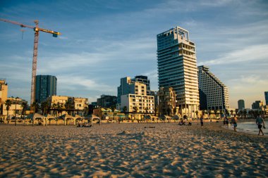 Tel Aviv İsrail 12 Aralık 2020 İsrail 'de İsrail' deki koronavirüs salgınına rağmen Tel Aviv plajında eğlenen kimliği belirsiz İsrail halkının görüntüsü