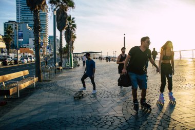 Tel Aviv İsrail 12 Aralık 2020 Herbert Samuel Promenade Tel Aviv 'de yürürken ve Coronavirus salgını İsrail' i vururken kimliği belirsiz İsrail halkının görüntüsü