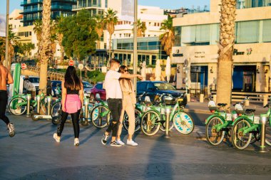 Tel Aviv İsrail 12 Aralık 2020 Herbert Samuel Promenade Tel Aviv 'de yürürken ve Coronavirus salgını İsrail' i vururken kimliği belirsiz İsrail halkının görüntüsü