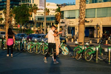 Tel Aviv İsrail 12 Aralık 2020 Herbert Samuel Promenade Tel Aviv 'de yürürken ve Coronavirus salgını İsrail' i vururken kimliği belirsiz İsrail halkının görüntüsü