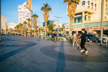 Tel Aviv İsrail 12 Aralık 2020 Herbert Samuel Promenade Tel Aviv 'de yürürken ve Coronavirus salgını İsrail' i vururken kimliği belirsiz İsrail halkının görüntüsü