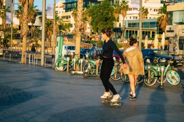 Tel Aviv İsrail 12 Aralık 2020 Herbert Samuel Promenade Tel Aviv 'de yürürken ve Coronavirus salgını İsrail' i vururken kimliği belirsiz İsrail halkının görüntüsü