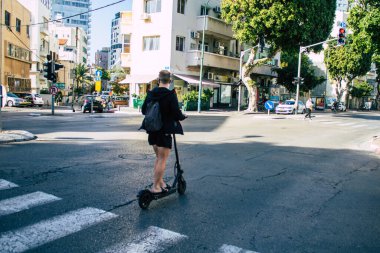 Tel Aviv İsrail 12 Aralık 2020 Kilit altındayken ve Coronavirus salgını İsrail 'i vurduğunda Tel Aviv sokaklarında dolaşan kimliği belirsiz insanların görüntüsü