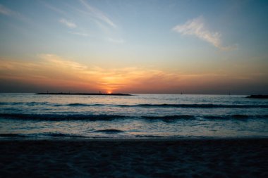 Tel Aviv İsrail 12 Aralık 2020 Coronavirus salgını sırasında İsrail 'i vuran Tel Aviv plajı manzarası