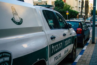 Tel Aviv İsrail 12 Aralık 2020 Coronavirus salgını sırasında Tel Aviv sokaklarında park etmiş geleneksel İsrail polis arabasının İsrail 'de geniş çaplı bir alanı kapsamasını sağlamak için görüntüsü