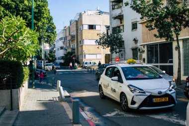Tel Aviv İsrail, 12 Aralık 2020 'de İsrail' deki Coronavirus salgını ve tecrit sırasında Tel Aviv sokaklarından geçen geleneksel bir İsrail taksisinin görüntüsü