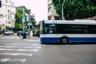 Tel Aviv İsrail 16 Aralık 2020 İsrail 'de Coronavirus salgını ve tecrit sırasında Tel Aviv sokaklarından geçen bir İsrail halk otobüsünün görüntüsü