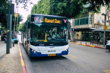 Tel Aviv İsrail 16 Aralık 2020 İsrail 'de Coronavirus salgını ve tecrit sırasında Tel Aviv sokaklarından geçen bir İsrail halk otobüsünün görüntüsü