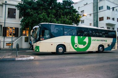 Tel Aviv İsrail 16 Aralık 2020 İsrail 'de Coronavirus salgını ve tecrit sırasında Tel Aviv sokaklarından geçen bir İsrail halk otobüsünün görüntüsü