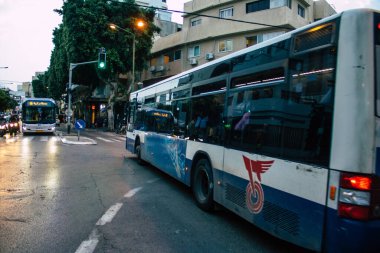 Tel Aviv İsrail 16 Aralık 2020 İsrail 'de Coronavirus salgını ve tecrit sırasında Tel Aviv sokaklarından geçen bir İsrail halk otobüsünün görüntüsü
