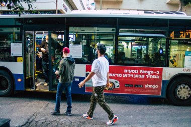 Tel Aviv İsrail 16 Aralık 2020 İsrail 'de Coronavirus salgını ve tecrit sırasında Tel Aviv sokaklarından geçen bir İsrail halk otobüsünün görüntüsü
