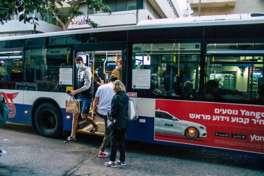 Tel Aviv İsrail 16 Aralık 2020 İsrail 'de Coronavirus salgını ve tecrit sırasında Tel Aviv sokaklarından geçen bir İsrail halk otobüsünün görüntüsü