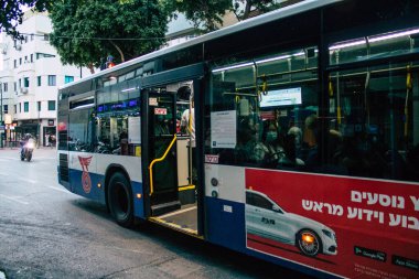 Tel Aviv İsrail 16 Aralık 2020 İsrail 'de Coronavirus salgını ve tecrit sırasında Tel Aviv sokaklarından geçen bir İsrail halk otobüsünün görüntüsü