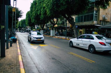 Tel Aviv İsrail 16 Aralık 2020 'de İsrail' deki Coronavirus salgını ve tecrit sırasında Tel Aviv sokaklarından geçen geleneksel bir İsrail taksisinin görüntüsü
